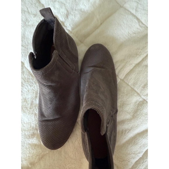 Universal Thread Womens Booties US 7 Grey Taupe Perforated Slip On Block Heel - Picture 4 of 7